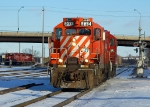 CP 525 arriving for a lift